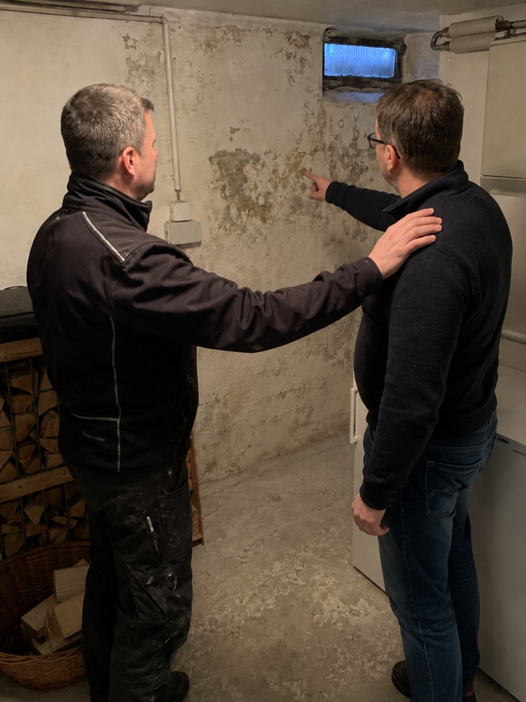 Schimmel-Arbeiter bei der Wandprüfung